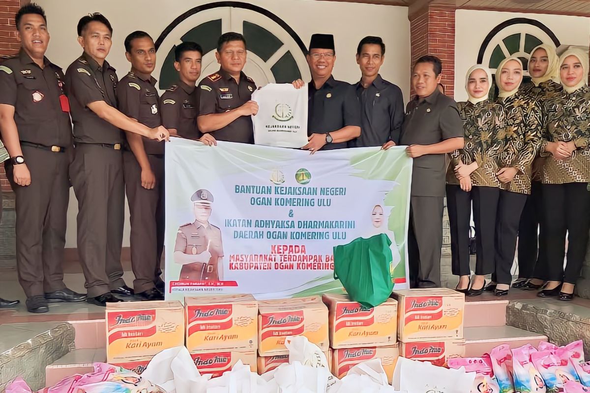 Kejari OKU salurkan bantuan  korban banjir