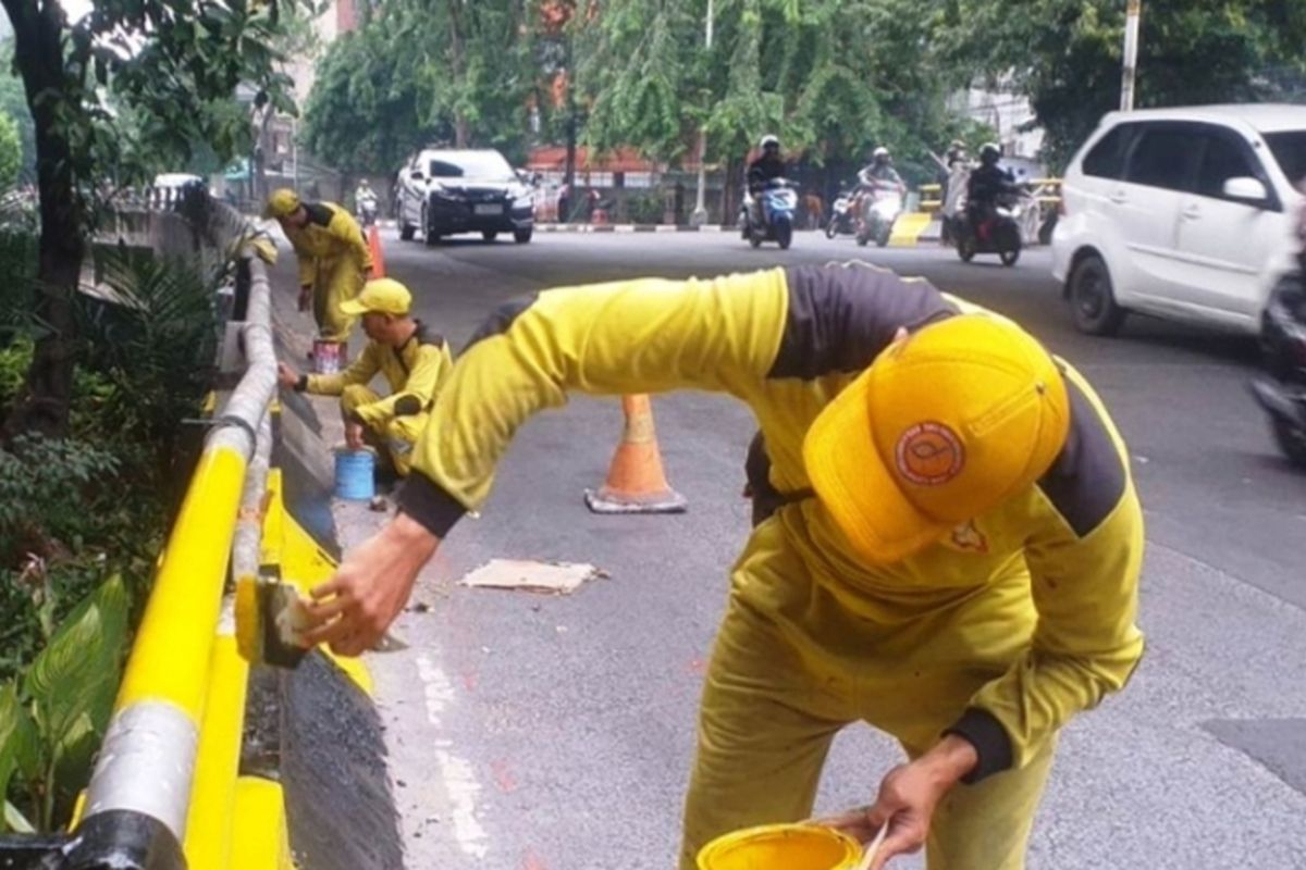 Jakbar perbarui cat kanstin dan tiang besi di Grogol