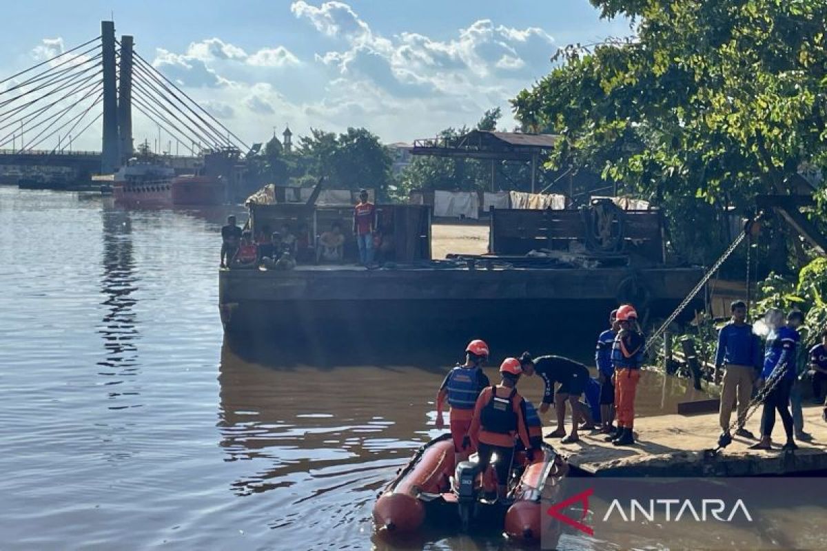 Satu keluarga tenggelam ke bawah kapal tongkang di Barito Kuala