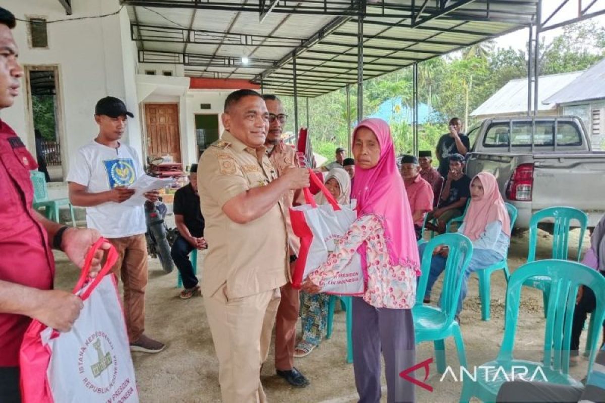 Pj.Bupati Mubar lanjutkan pembagian sembako bantuan Presiden Jokowi