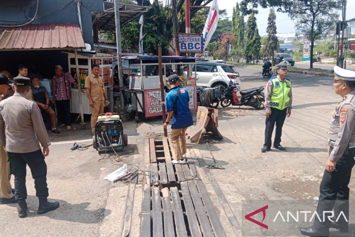 Polisi perbaiki besi penutup drainase cegah kecelakaan lalu lintas dan banjir