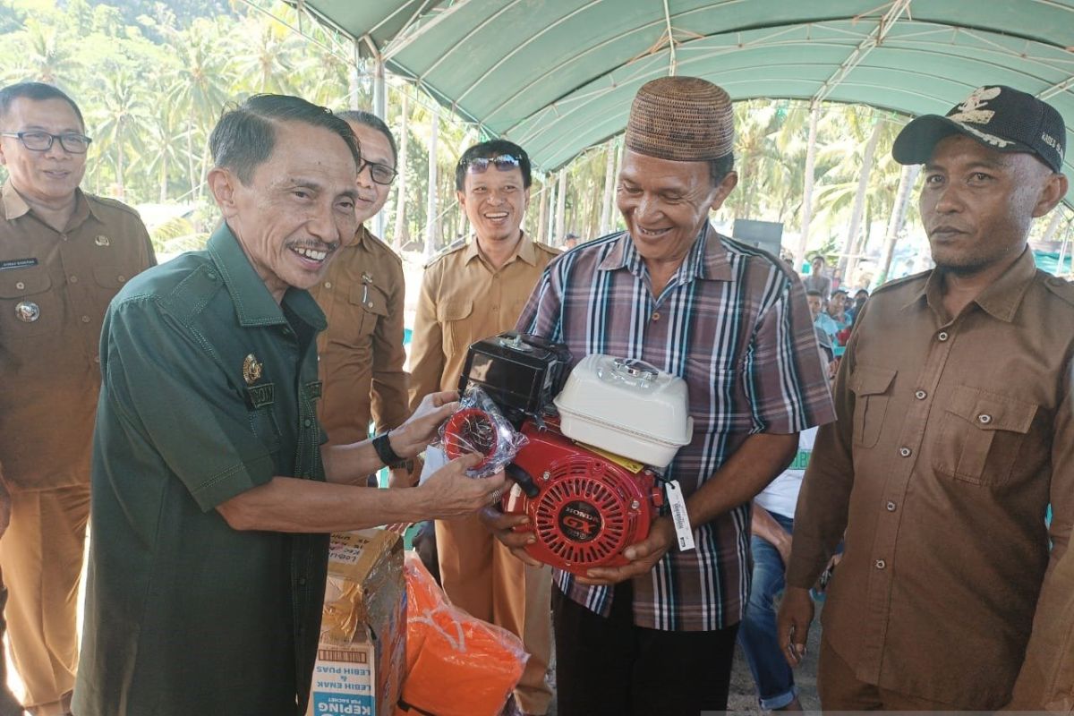 Bupati Gorontalo serahkan bantuan perikanan tangkap