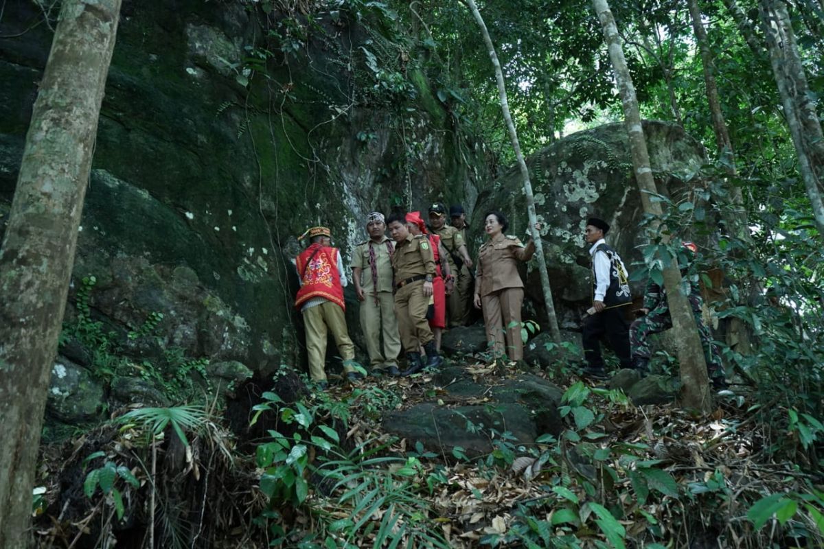 Bupati Sambas meluncurkan objek wisata cagar budaya Batu Ramin Jadi