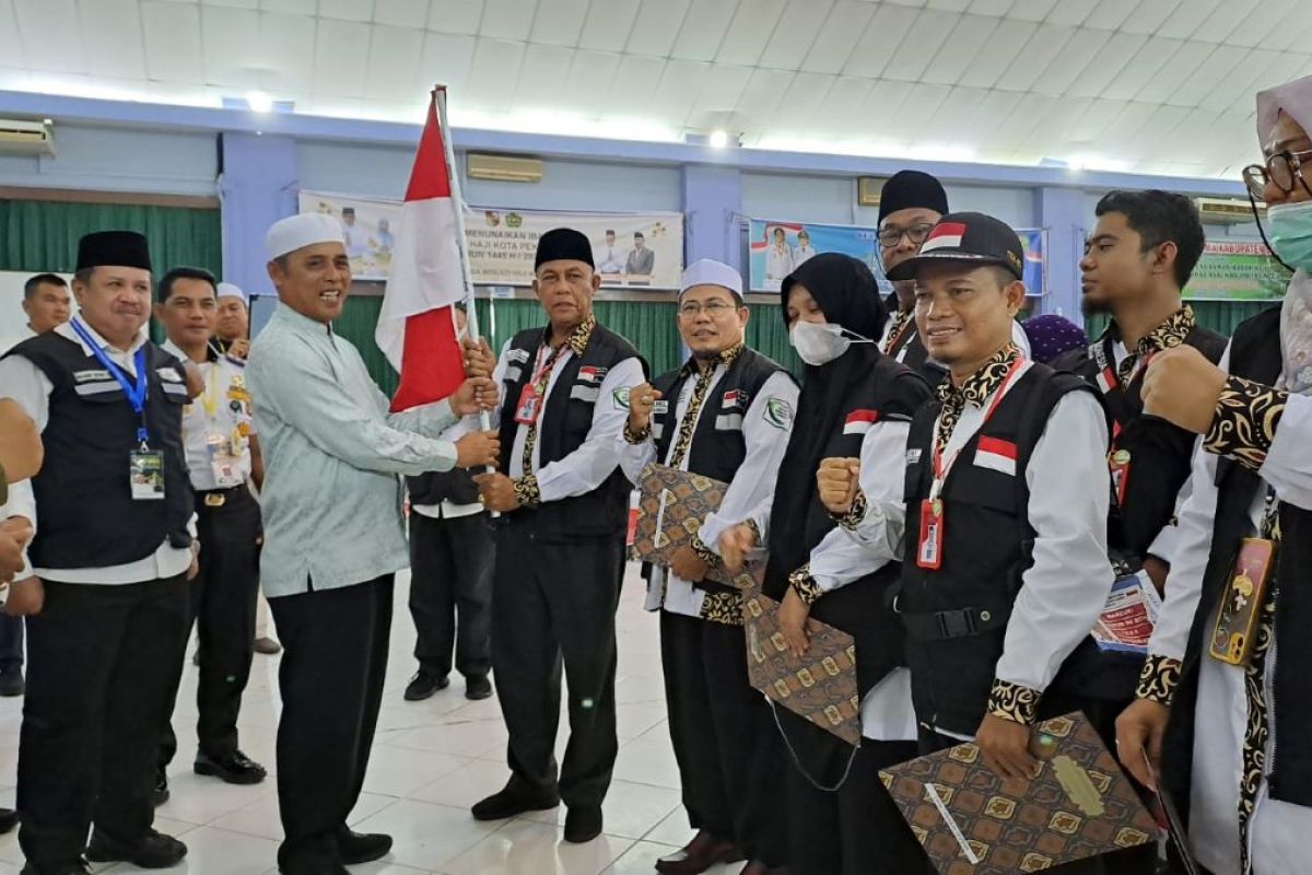 Bupati Indragiri Hilir melepas 449 JCH ke Madinah