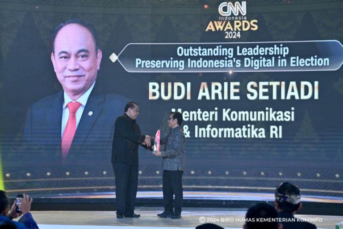 Menkominfo terima penghargaan dari CNN Indonesia Award karena jaga ruang digital saat Pemilu