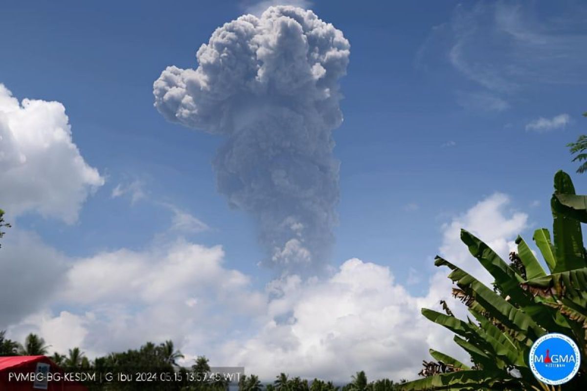 PVMBG laporkan Gunung Ibu meletus lontarkan abu vulkanik setinggi 5 kilometer