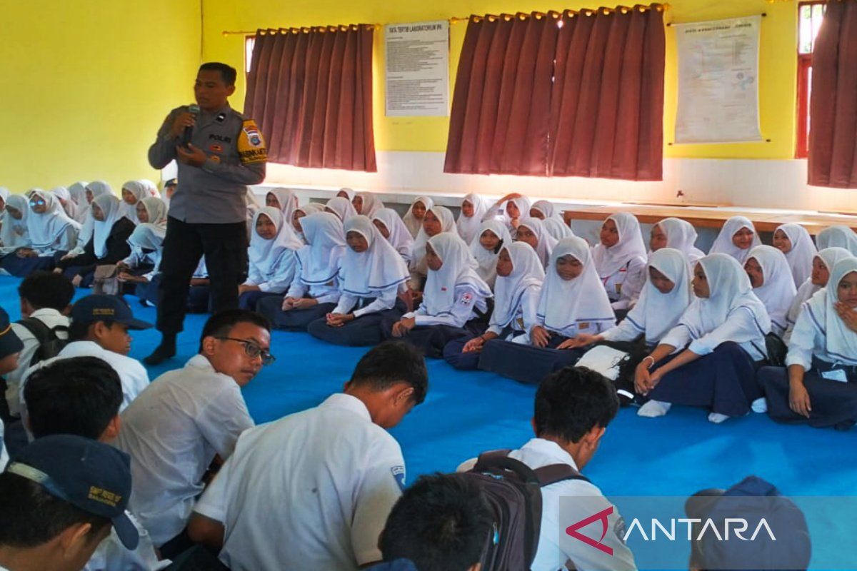 Bhabinkamtibmas edukasi dini cegah kenakalan remaja di Banjarmasin