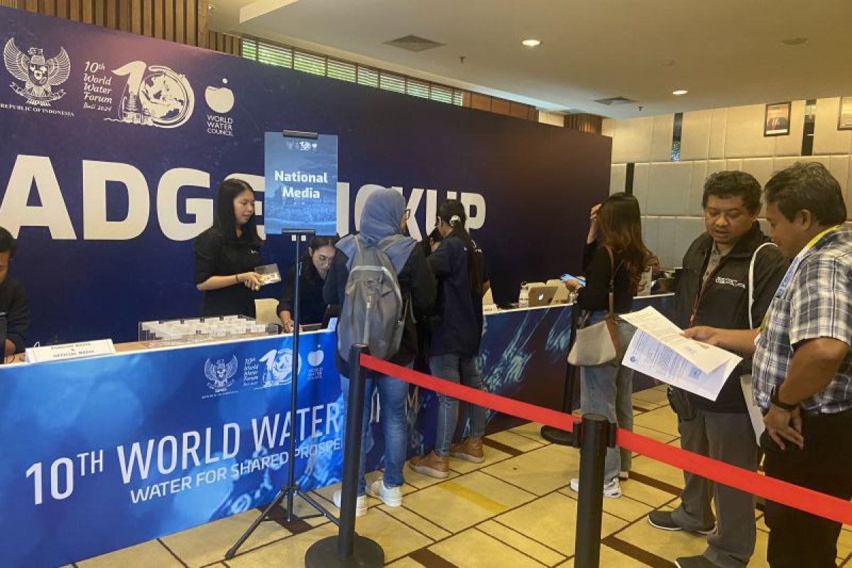 Para awak media mulai ambil kartu identitas pers World Water Forum