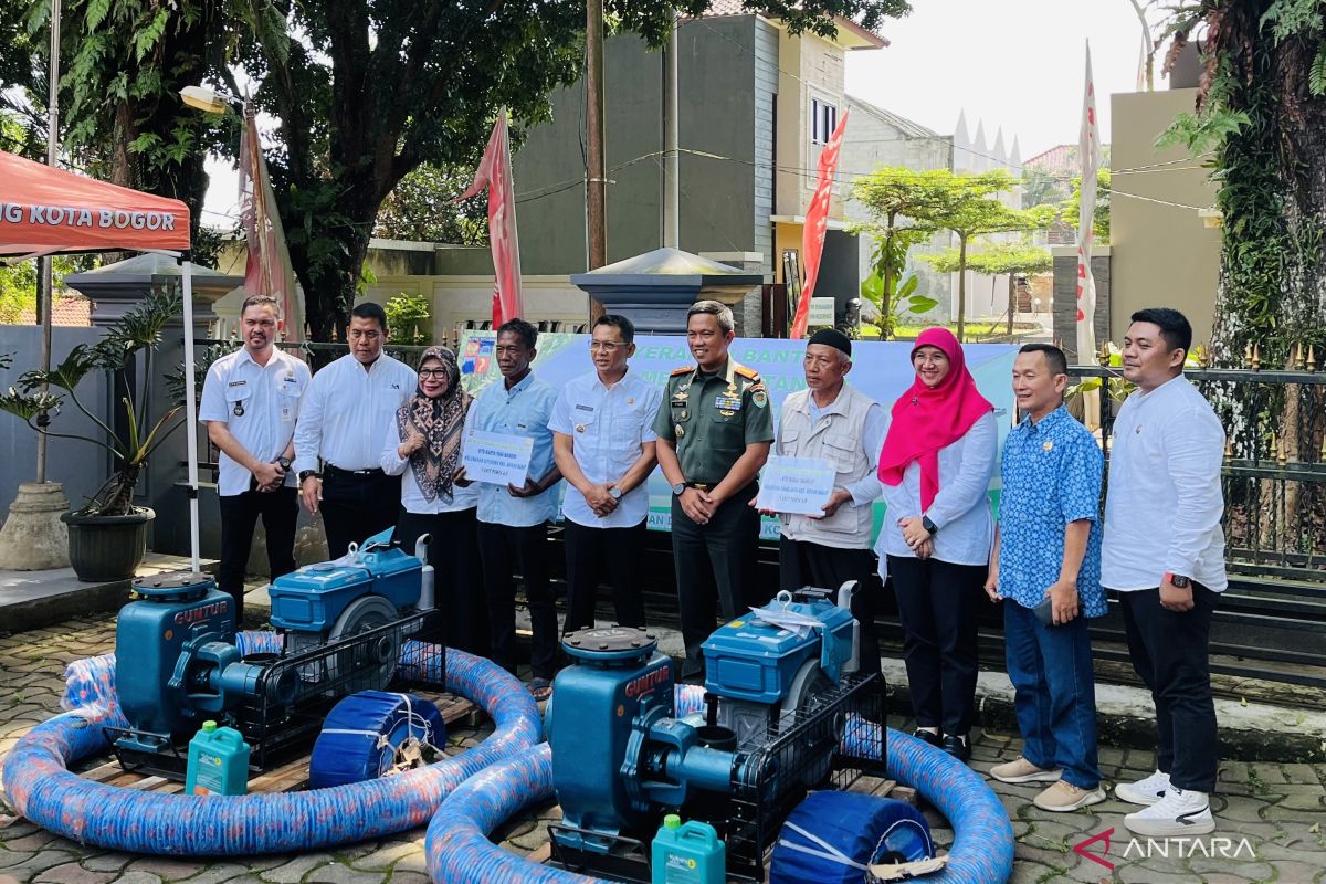 Pemkot Bogor serahkan bantuan pompa air dari Kementan ke petani