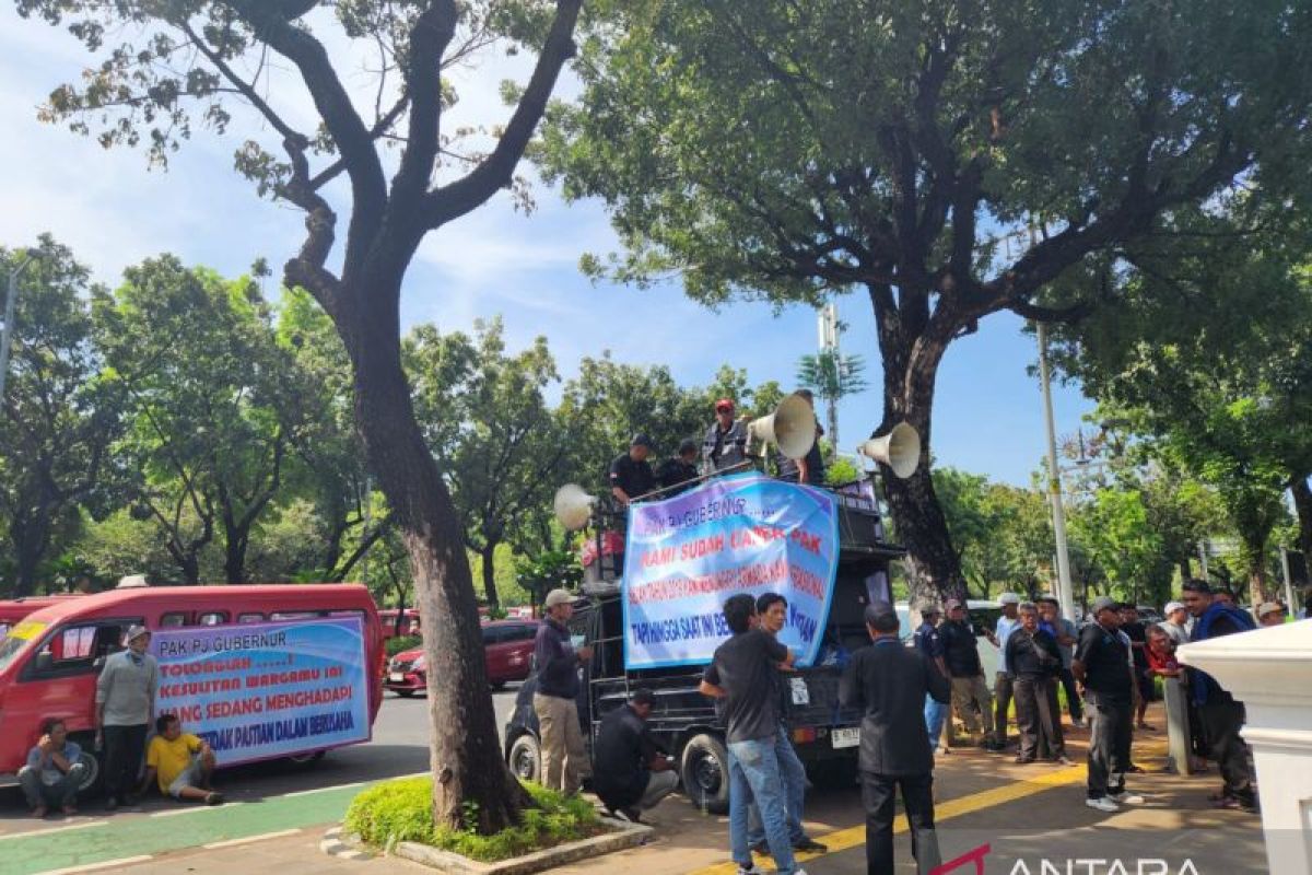 Seratus sopir angkot di Balai Kota minta pembukaan rute Mikrotrans