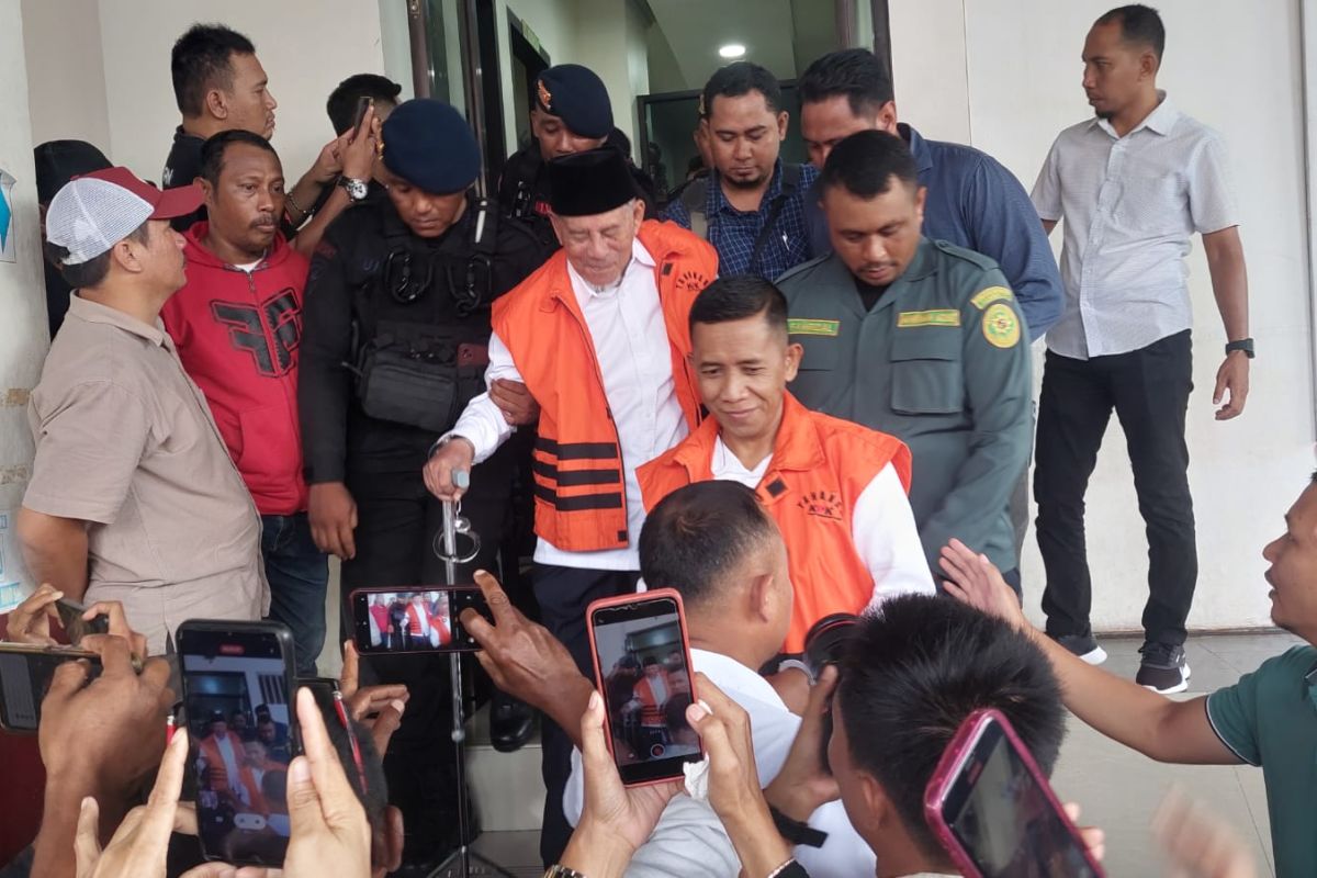 Mantan Gubernur Malut didakwa terima gratifikasi Rp100 miliar