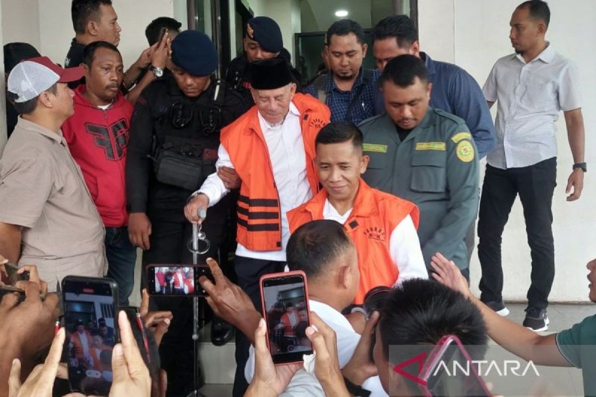 Mantan Gubernur Maluku Utara didakwa terima gratifikasi Rp100 miliar