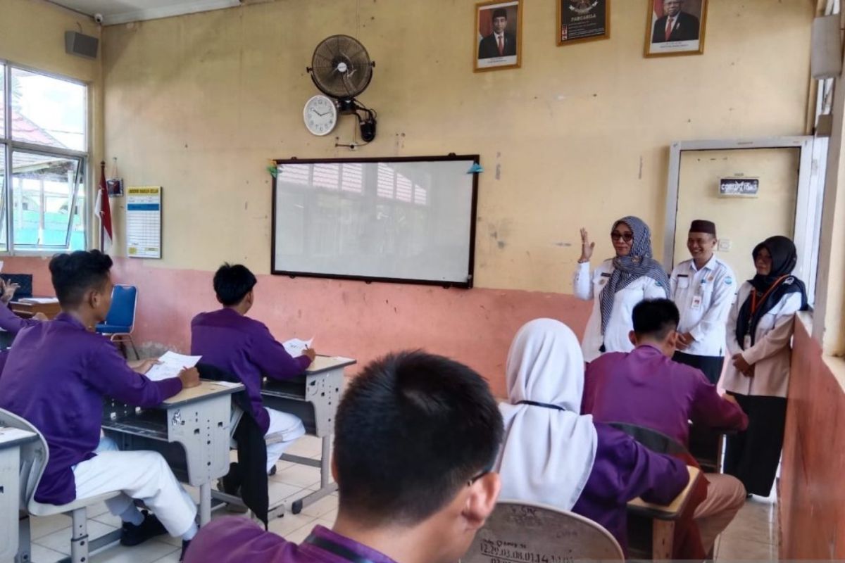 Pj Wali Kota tinjau pelaksanaan ujian nasional SD-SMP di Pangkalpinang