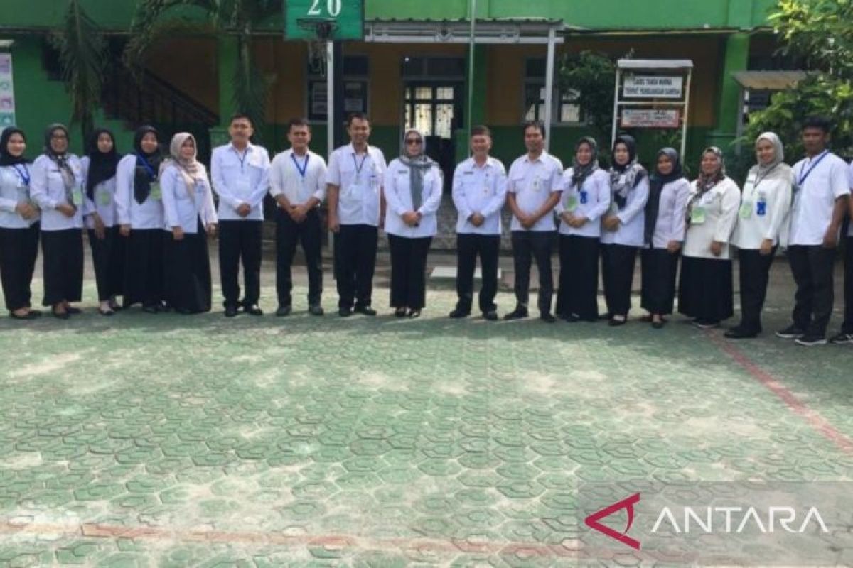 Bersama Kadis Pendidikan, Pj Wali Kota tinjau pelaksanaan ujian nasional di SD Negeri 20 Pangkalpinang