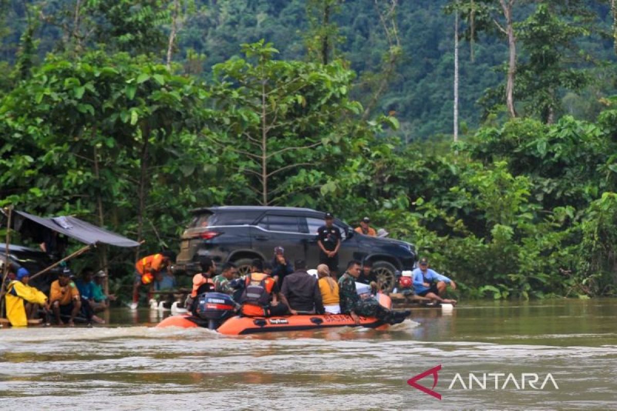 Basarnas Konawe Utara jaga warga naik rakit dari ancaman buaya