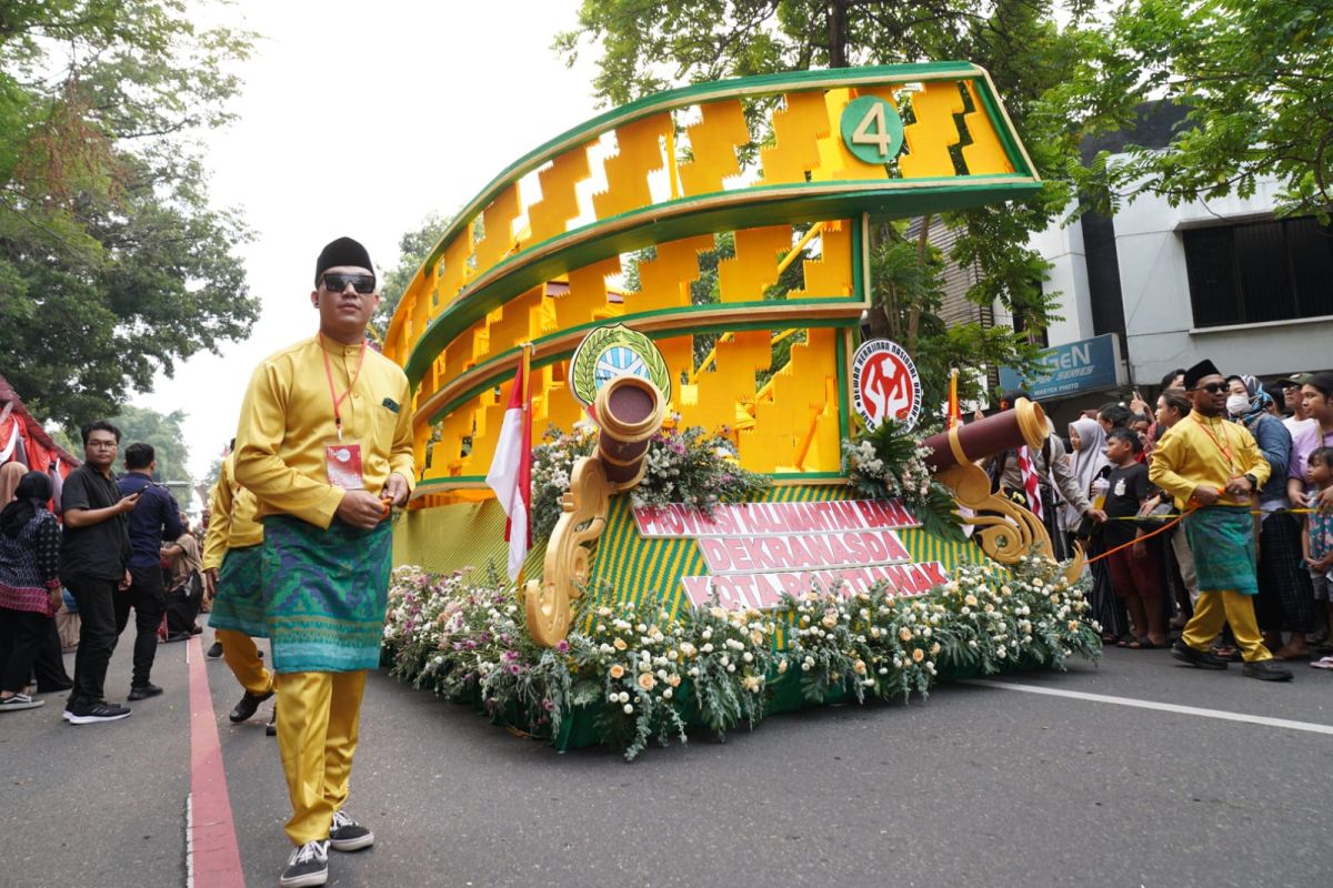 Mobil hias replika tanjak motif corak insang pikat warga Solo