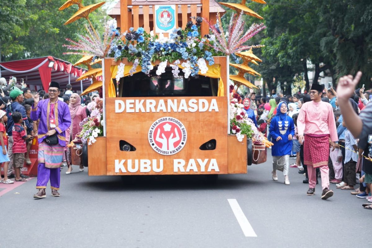 Pemkab Kubu Raya menampilkan produk UMKM pada HUT Dekranasda