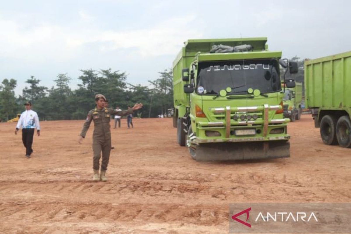 Pemkab Bogor uji coba operasional kantong parkir truk tambang pada Jumat