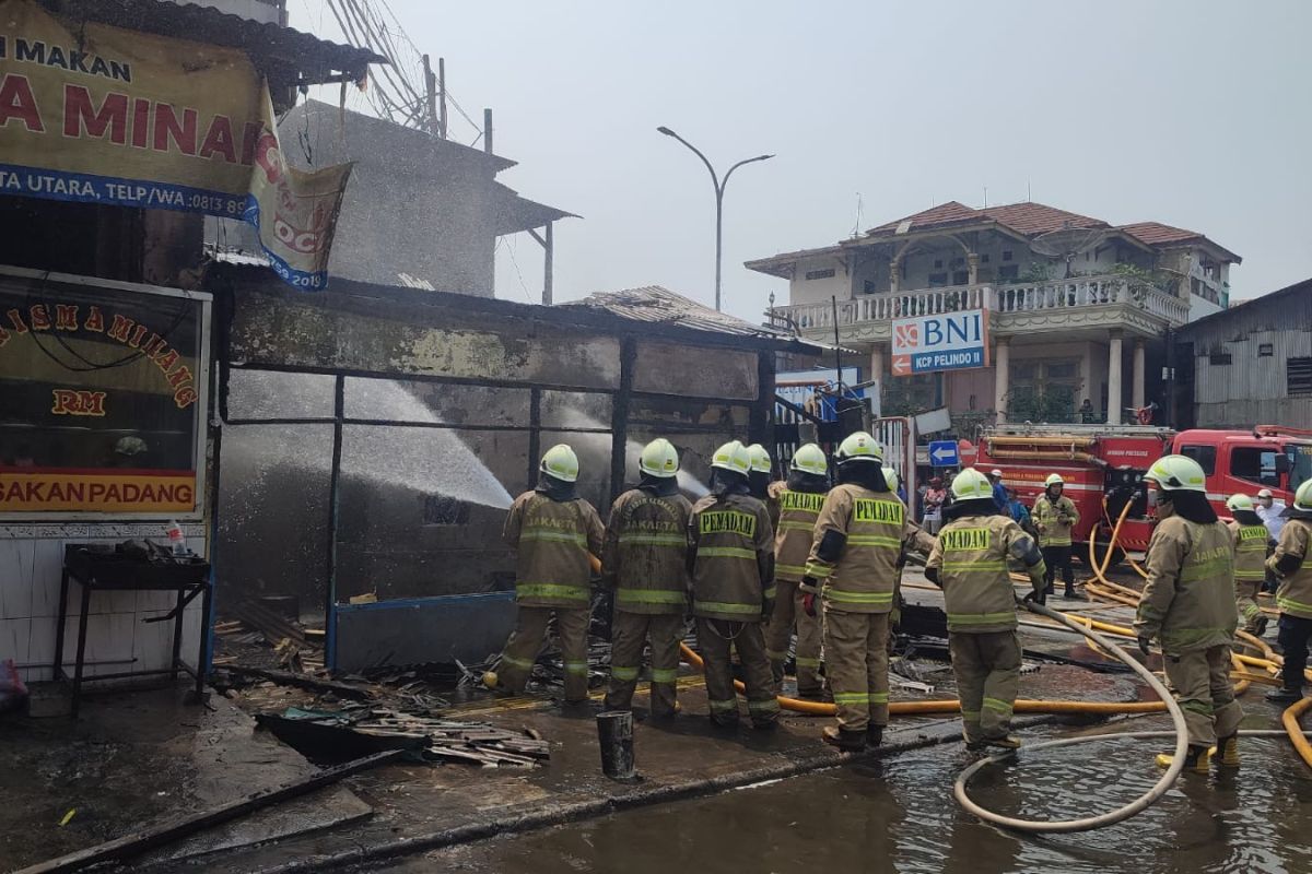 Kebakaran melanda sebuah bangunan di Kelurahan Ancol