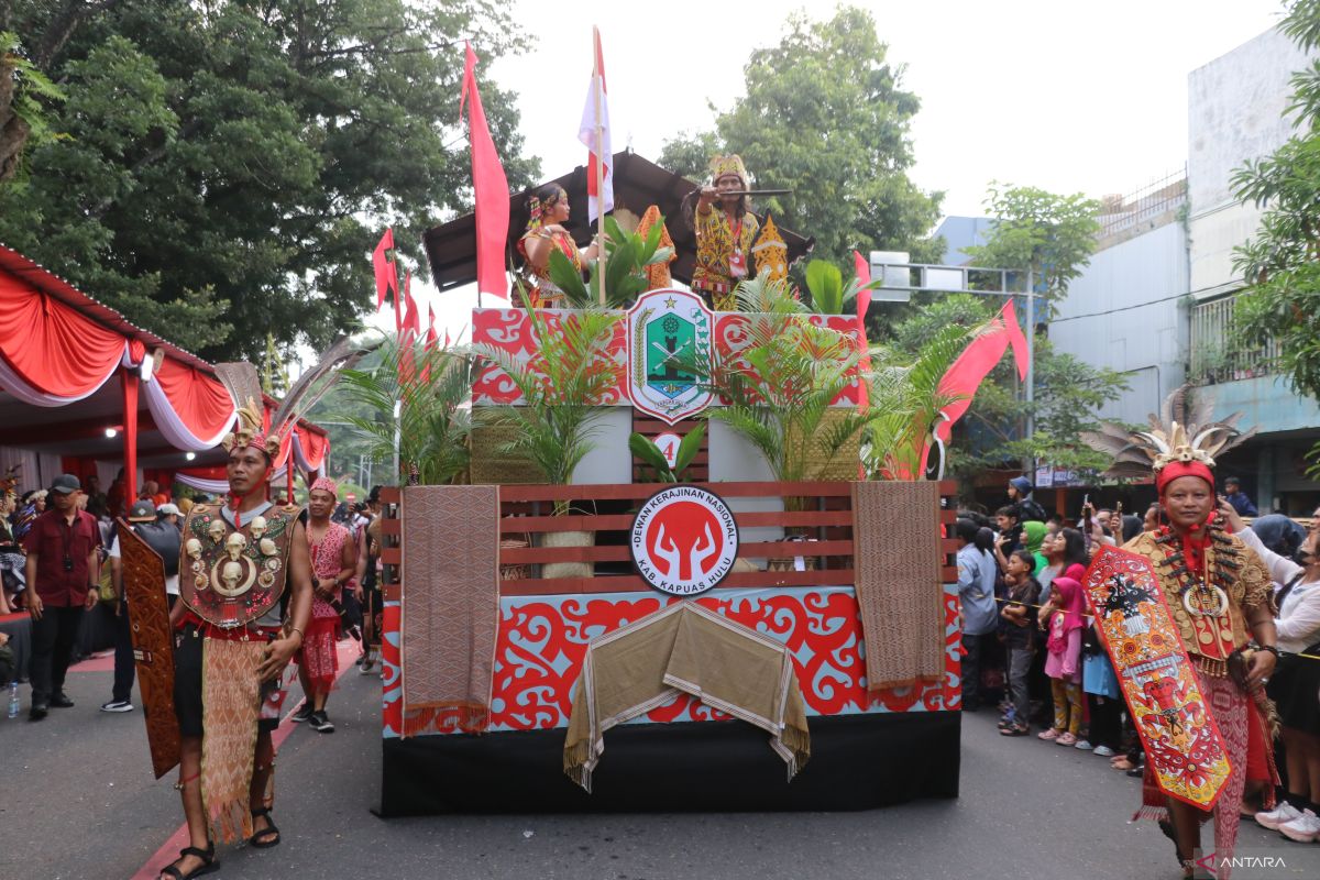 Kapuas Hulu meraih juara 2 Nasional lomba parade mobil hias Dekranasda