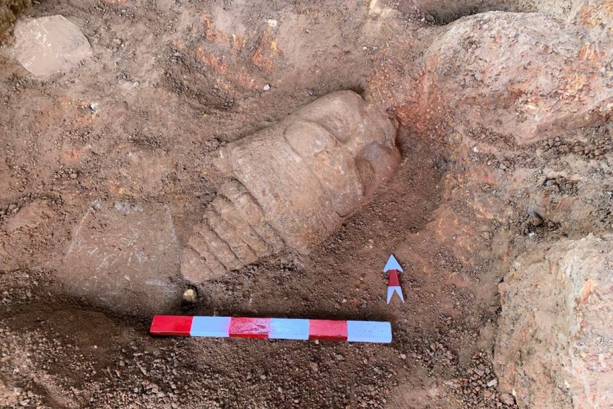 Kepala patung Deva berusia ratusan tahun ditemukan di Angkor Kamboja