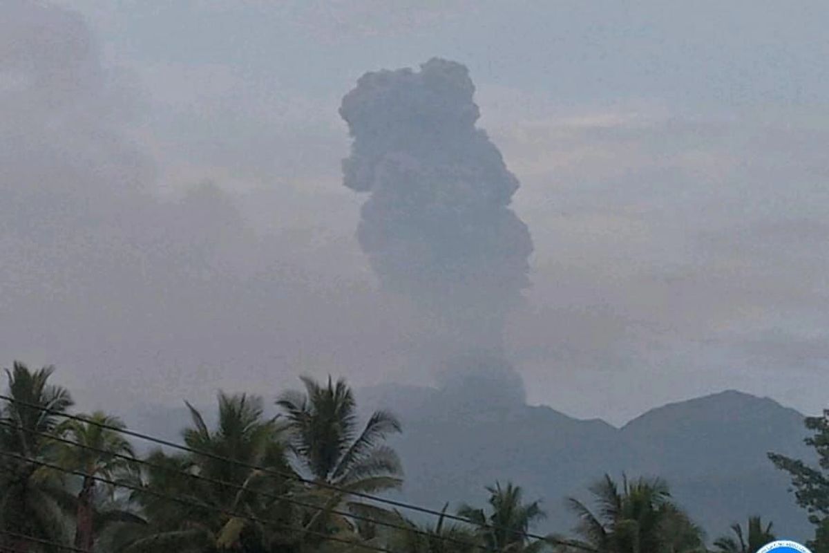 Gunung  Dukono mengembuskan abu vulkanik setinggi 1,2 kilometer