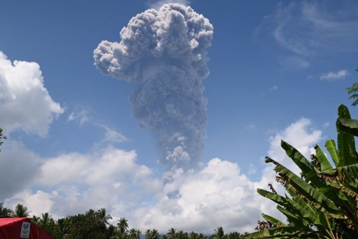 Gunung Ibu di Pulau Halmahera, Maluku Utara kini berstatus awas