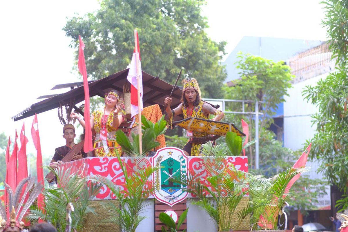 Kabupaten Kapuas Hulu juara harapan II tampilkan ornamen khas Dayak di Solo