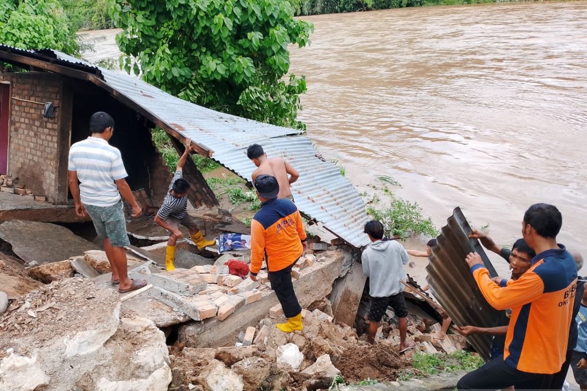 Satu rumah warga ambruk diterjang banjir bandang di OKU Selatan