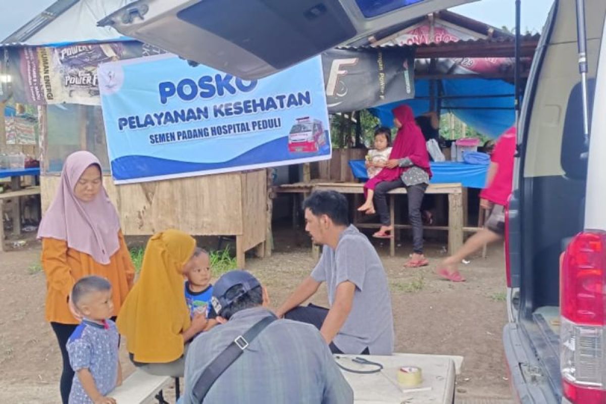 Semen Padang dirikan dapur umum dan bantu pencarian korban banjir bandang lahar dingin hingga ke Padang Pariaman