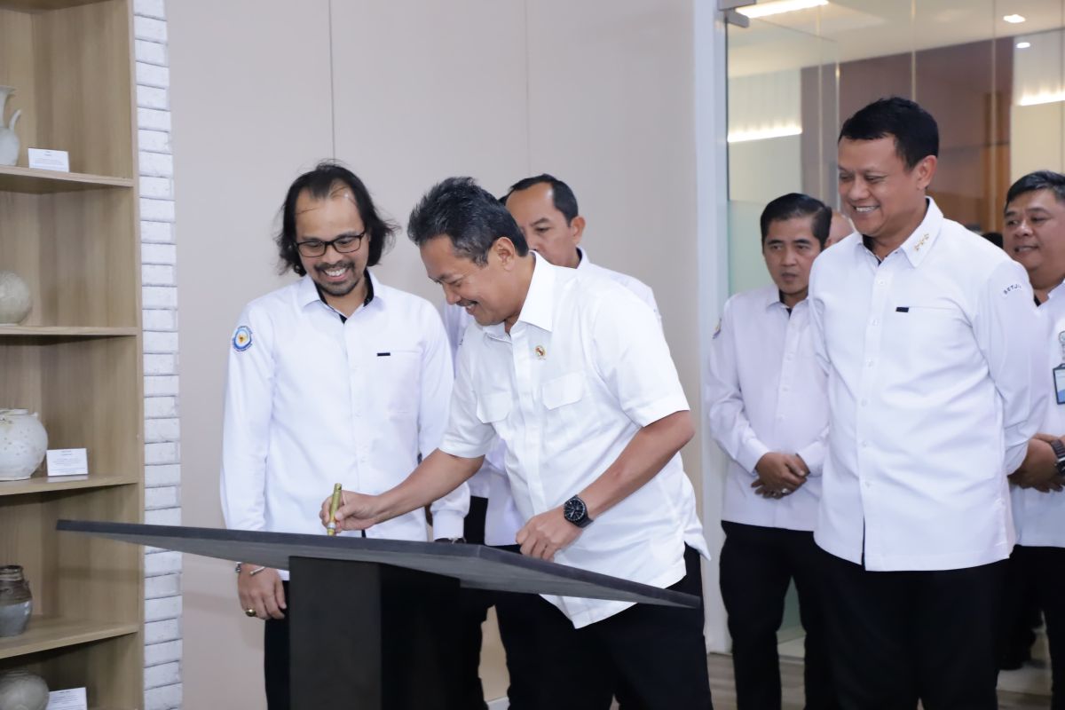 Menteri Trenggono Resmikan Media Center KKP