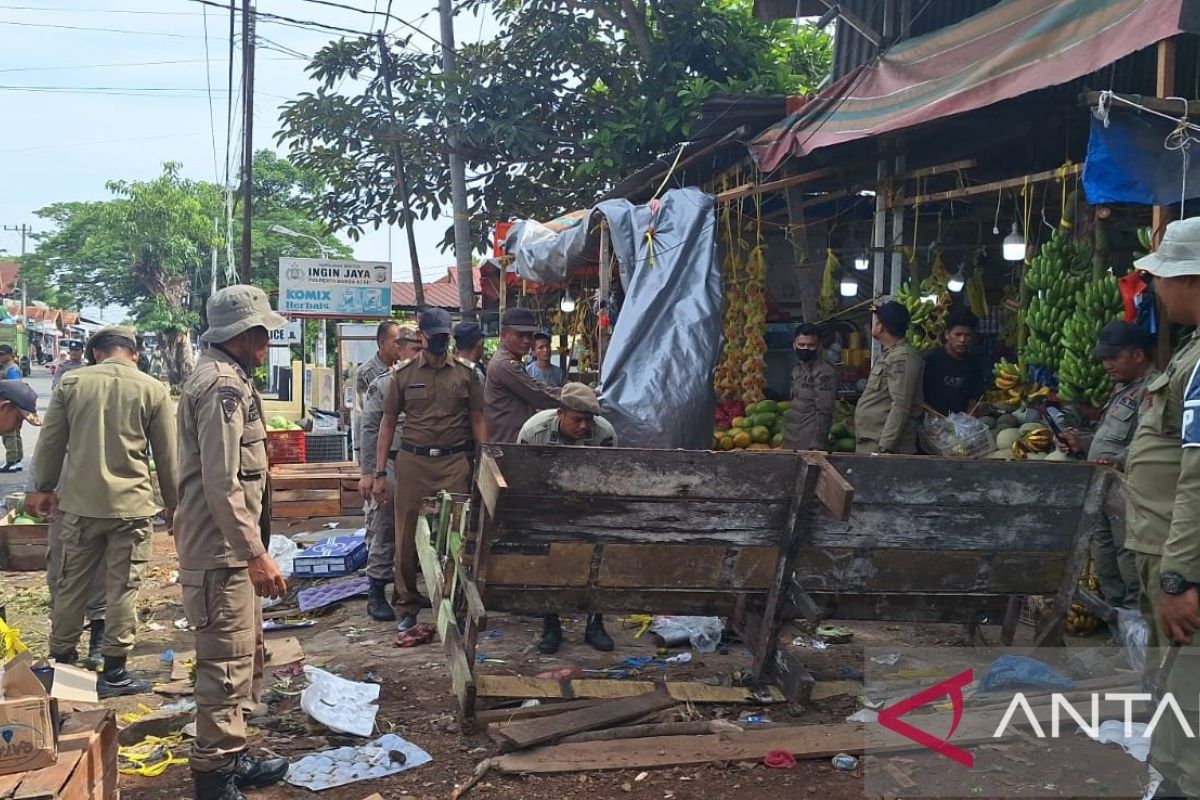 Satpol PP dan WH Aceh Besar tertibkan pedagang buah