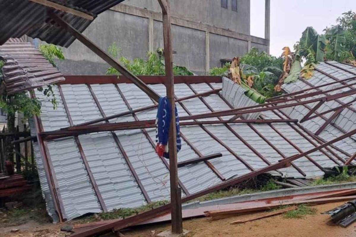 Empat rumah di Aceh Timur dihantam angin puting beliung