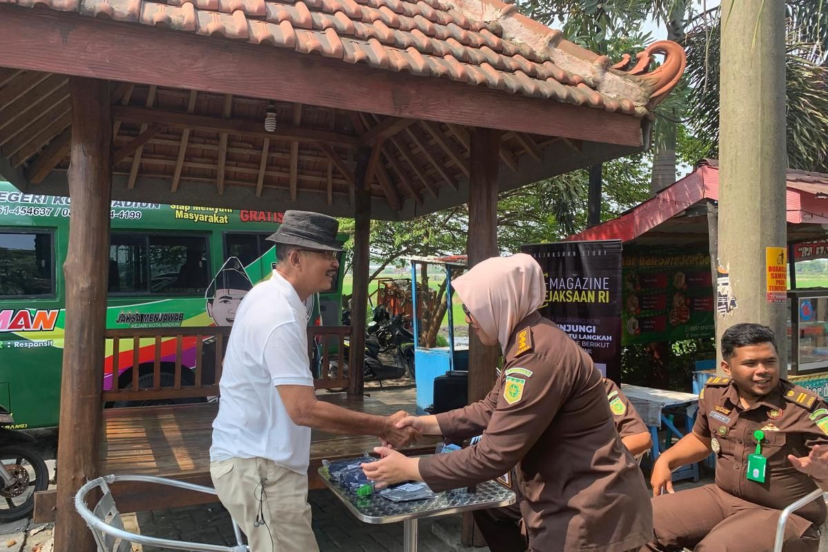 Kejari Kota Madiun beri penyuluhan hukum melalui "Om Jak Menjawab"