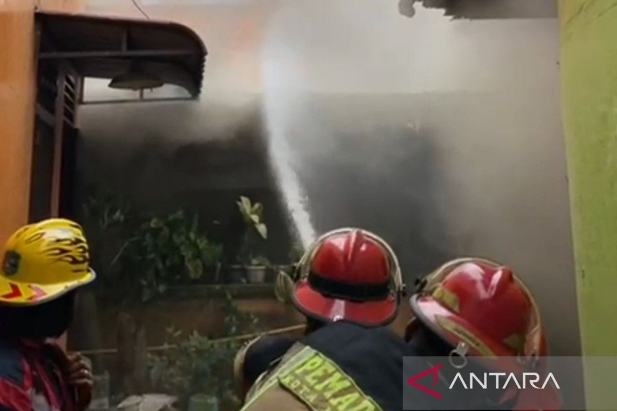Sembilan armada  damkar padamkan kebakaran 14 rumah di Medan