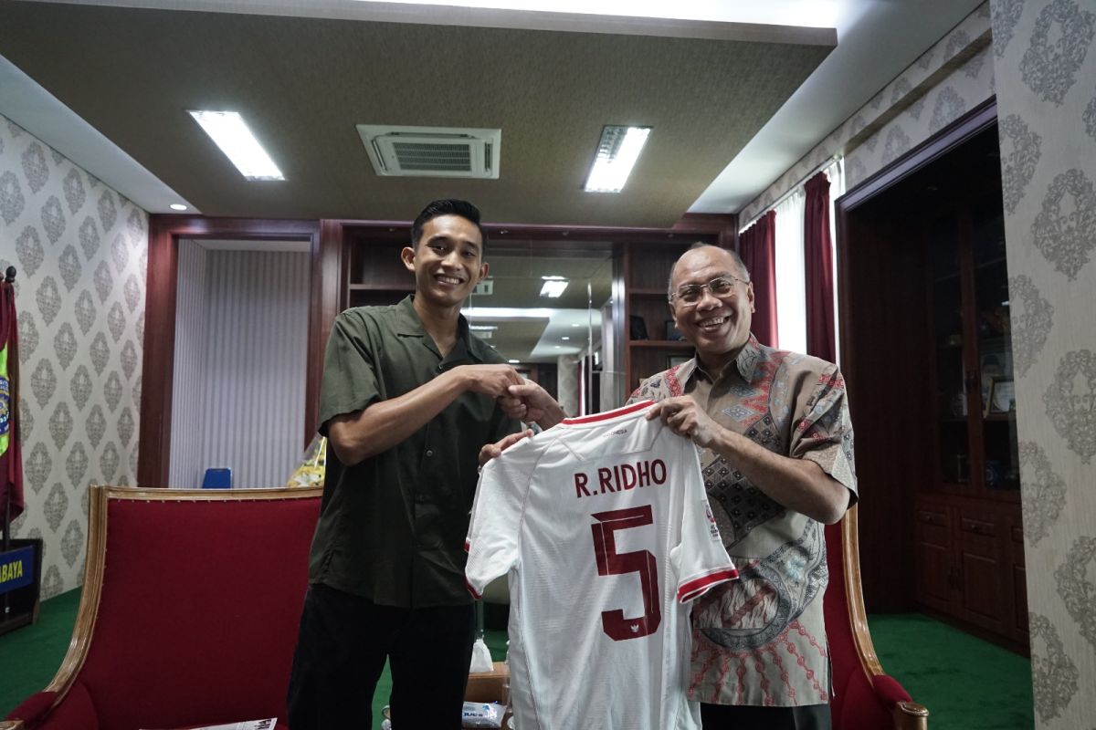 Rizky Ridho terima bonus dari Universitas Muhammadiyah Surabaya