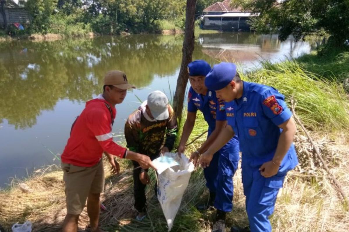 Satpolairud bersih-bersih sampah wilayah pesisir Sidoarjo