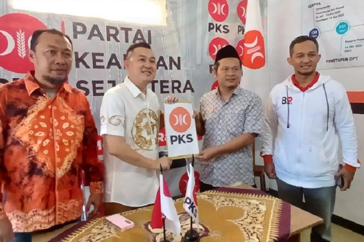 Bro Ronny kembalikan formulir ke PKS-PAN untuk Pilkada Kota Kediri