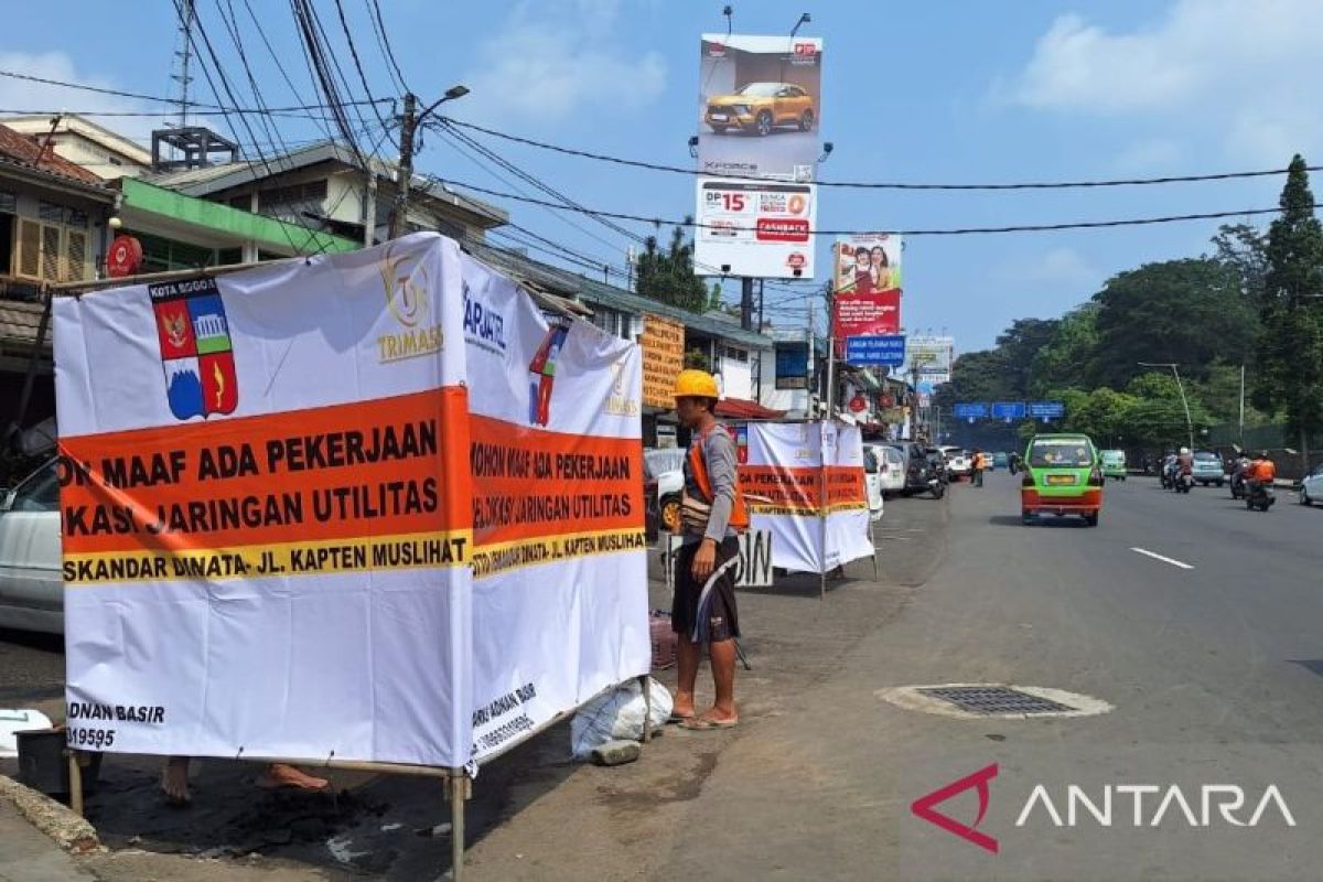 Dinas PUPR dan Apjatel mulai tata kabel sekitar Jembatan Otista Kota Bogor