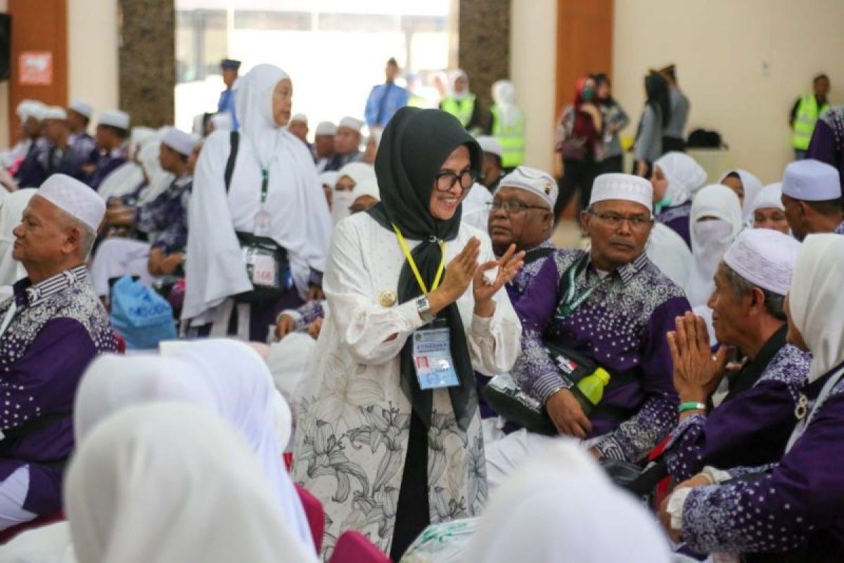 Advetorial - dr Susanti lepas keberangkatan calon jamaah haji dari Asrama Haji Medan