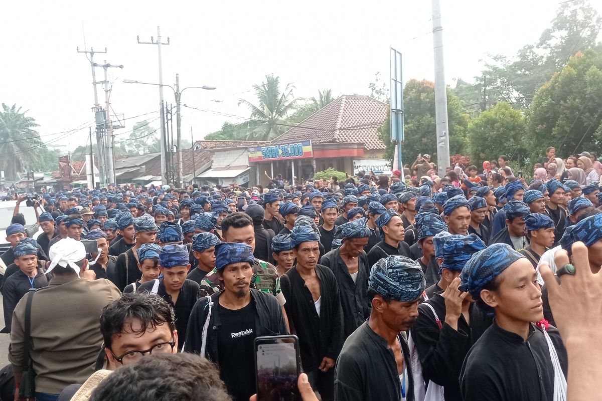 Menuju alun-alun Rangkasbitung, warga Badui berjalan tanpa sandal