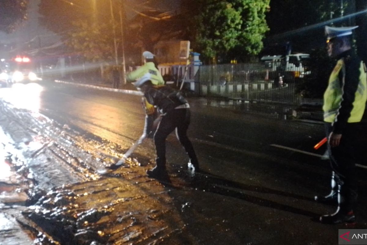 Polantas Polres Sukabumi bersihkan lumpur di jalan raya antisipasi kecelakaan