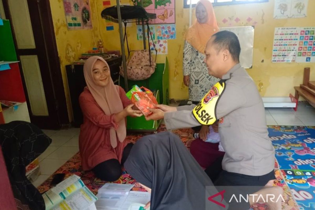 Polisi beri makanan bergizi untuk anak berstatus stunting di Sukabumi