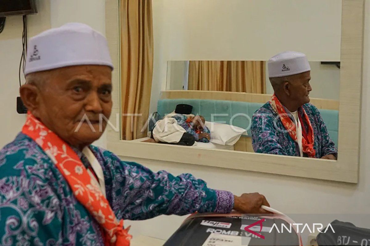 Jamaah haji Aceh lansia duduk kelas bisnis saat terbang ke Tanah Suci
