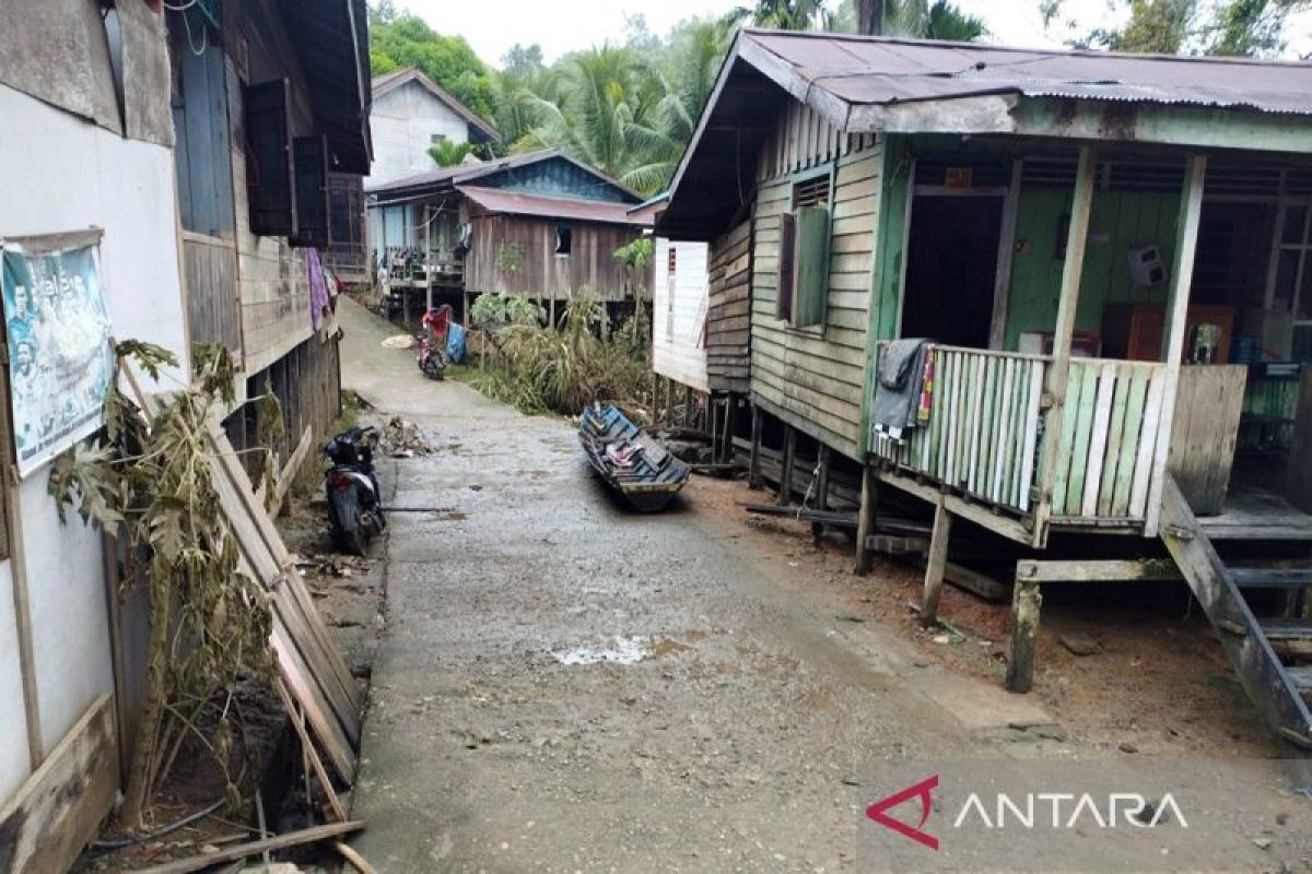 Banjir di Mahakam Ulu berangsur surut, ratusan rumah masih terendam