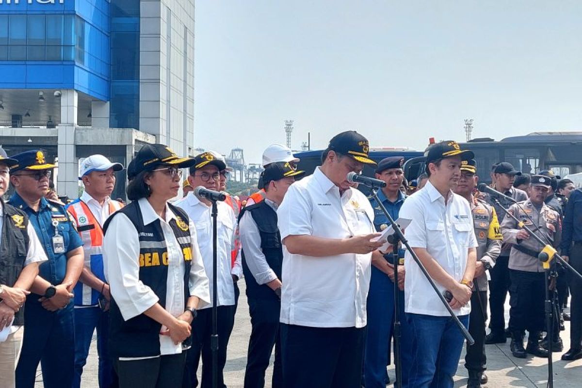 Government releases 13 containers piled up at Tanjung Priok