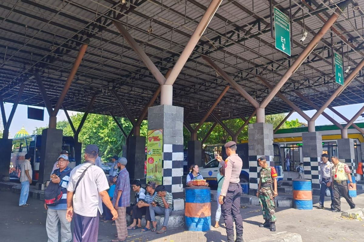 Polisi Sidoarjo patroli pengamanan bus jurusan Bali