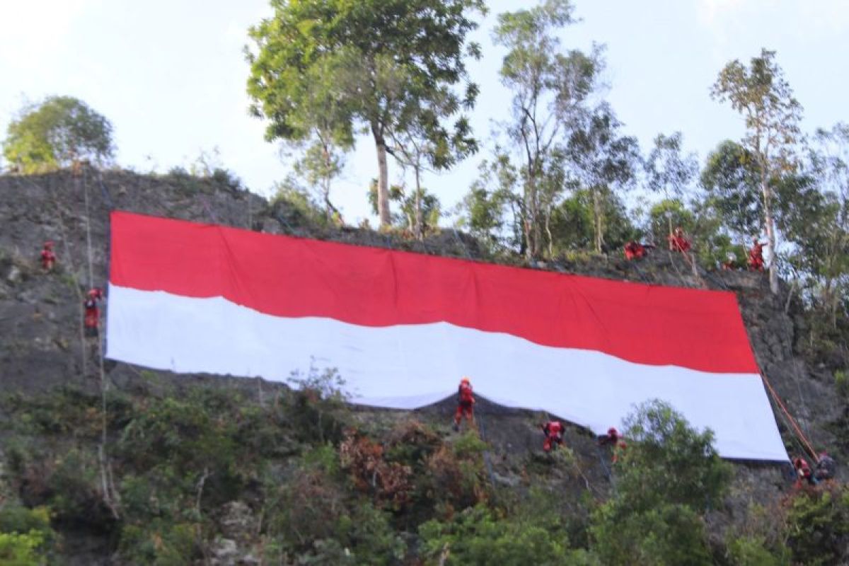 Tim Napak Tilas ALRI Divisi IV Pertahanan Kalimantan ikuti pengibaran bendera raksasa
