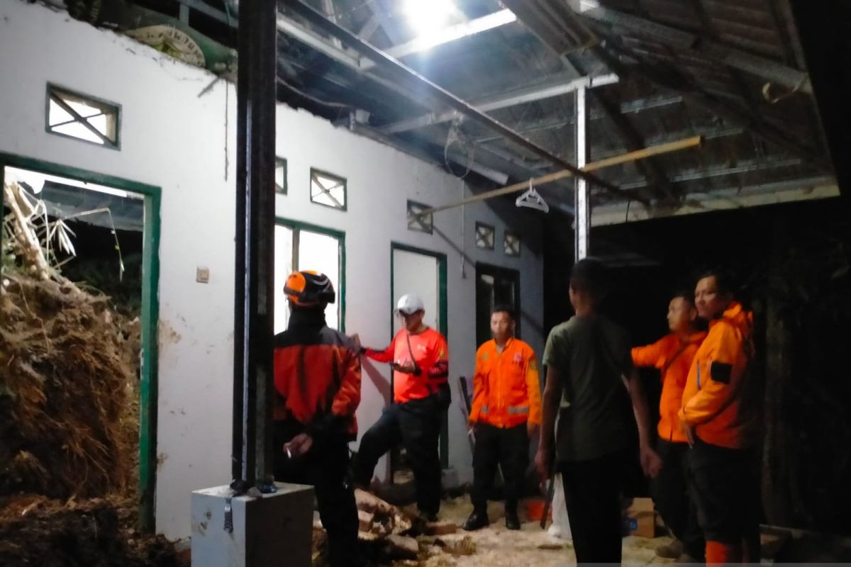 Longsor tebing tanah setinggi 15 meter di Sukabumi tewaskan penjaga ponpes