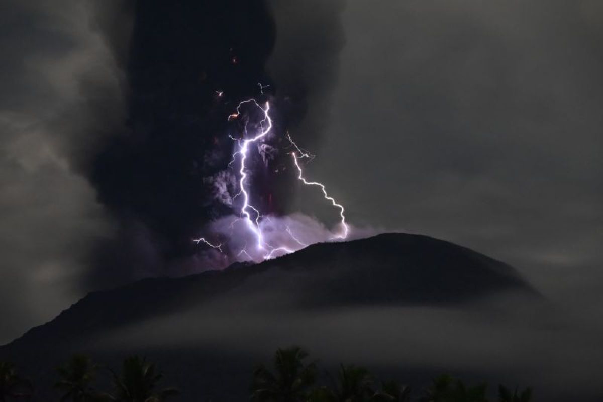 Letusan Gunung Ibu di Sulut memicu badai petir vulkanik